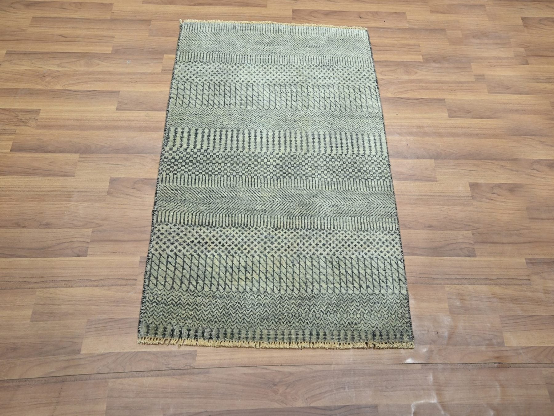 Modern / Contemporary hand-knotted wool rug in Gray, 2' x 3' — SKU O076669 (view 2)