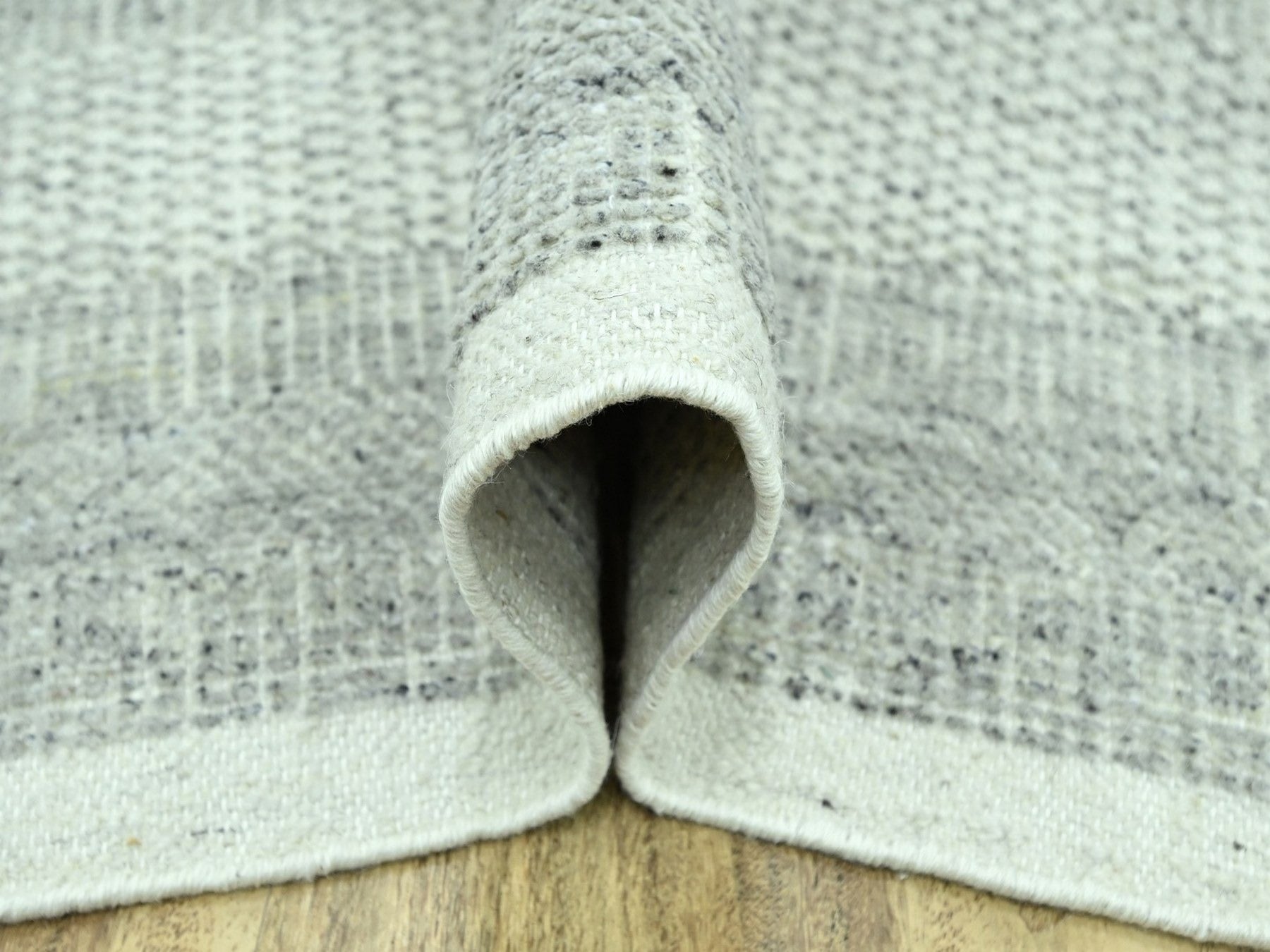 Modern / Contemporary hand-knotted wool rug in Gray, 9'11" x 13'9" — SKU O076688 (view 5)