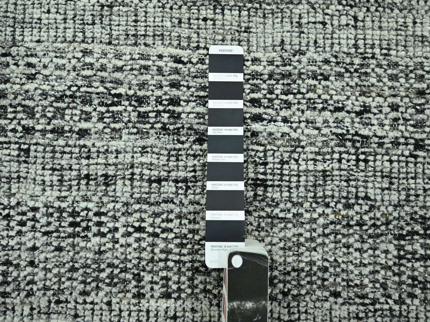 Modern / Contemporary hand-knotted wool rug in Black, 8'3" x 9'11" — SKU O076711 (view 7)