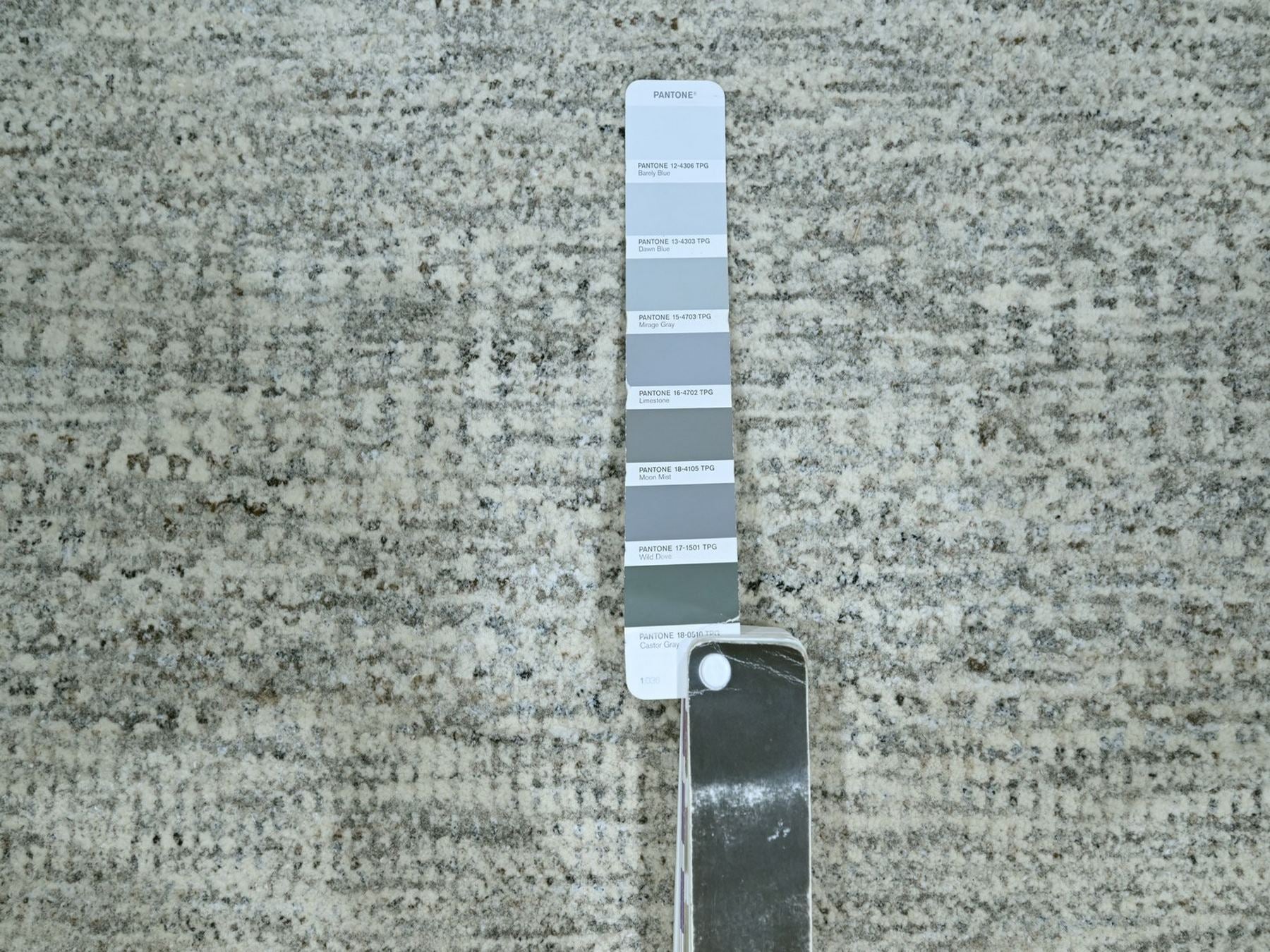 Modern / Contemporary hand-knotted wool rug in Gray, 8' x 10'2" — SKU O076915 (view 7)