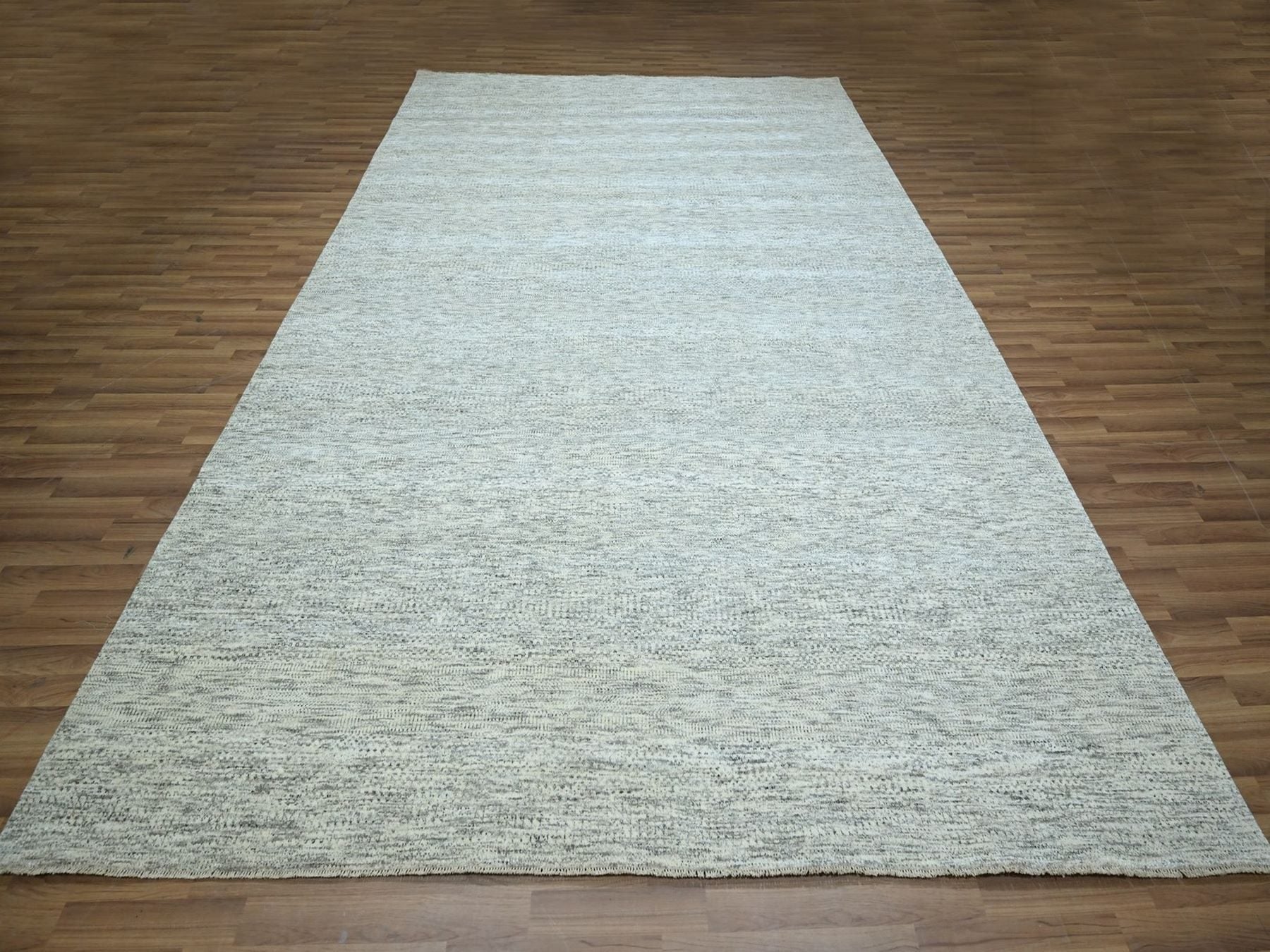 Modern / Contemporary hand-knotted wool rug in Gray, 9'2" x 12'1" — SKU O076917 (view 2)