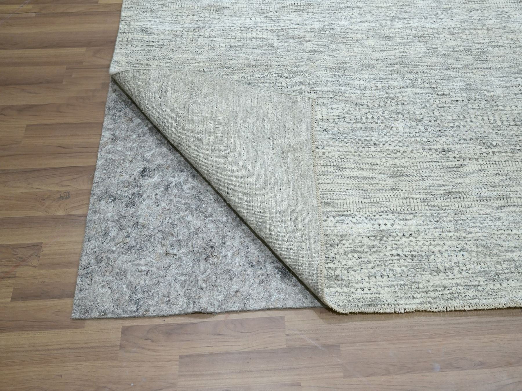 Modern / Contemporary hand-knotted wool rug in Gray, 9'2" x 12'1" — SKU O076917 (view 4)
