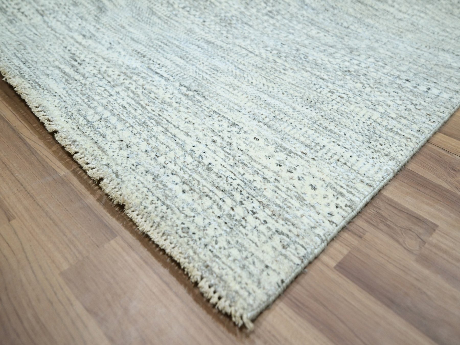 Modern / Contemporary hand-knotted wool rug in Gray, 9'2" x 12'1" — SKU O076917 (view 6)