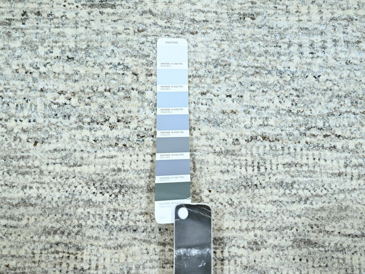 Modern / Contemporary hand-knotted wool rug in Gray, 9'2" x 12'1" — SKU O076917 (view 7)