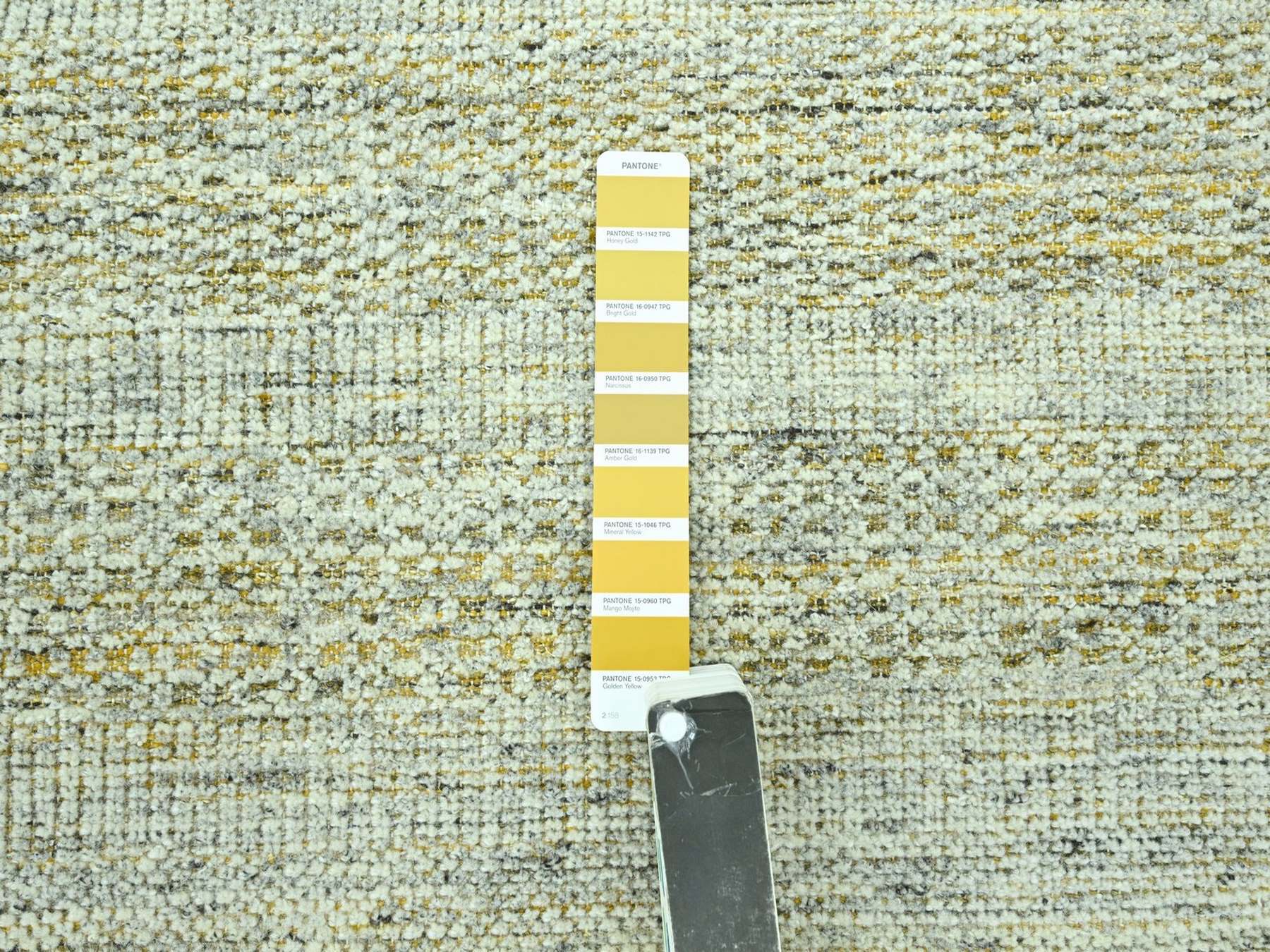 Modern / Contemporary hand-knotted wool rug in Yellow, 9'11" x 13'11" — SKU O076930 (view 7)