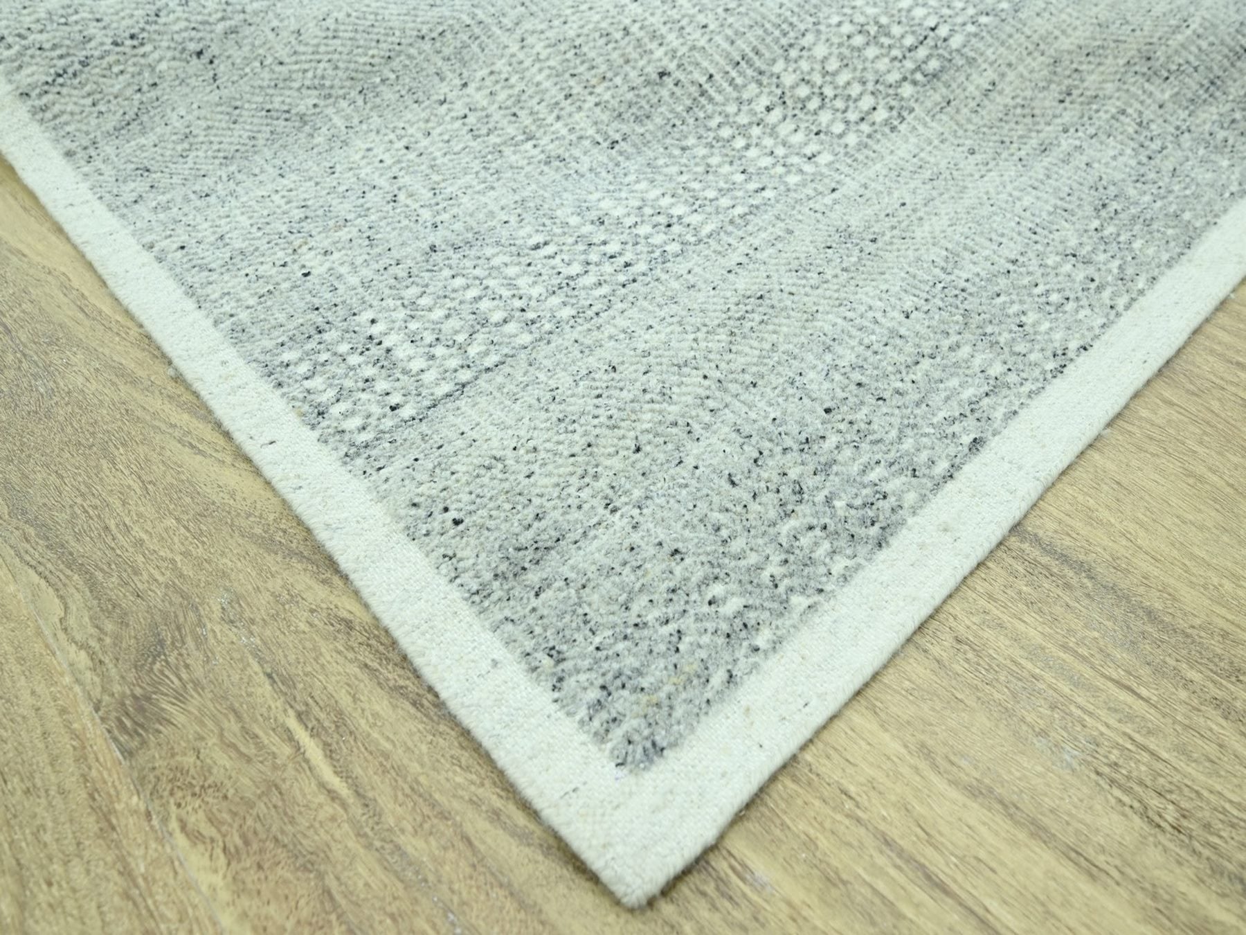 Modern / Contemporary hand-knotted wool rug in Gray, 9'1" x 12'1" — SKU O076975 (view 6)
