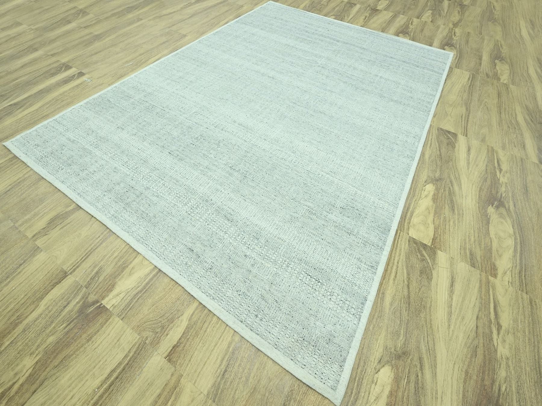 Modern / Contemporary hand-knotted wool rug in Gray, 9'1" x 12'2" — SKU O076976 (view 3)