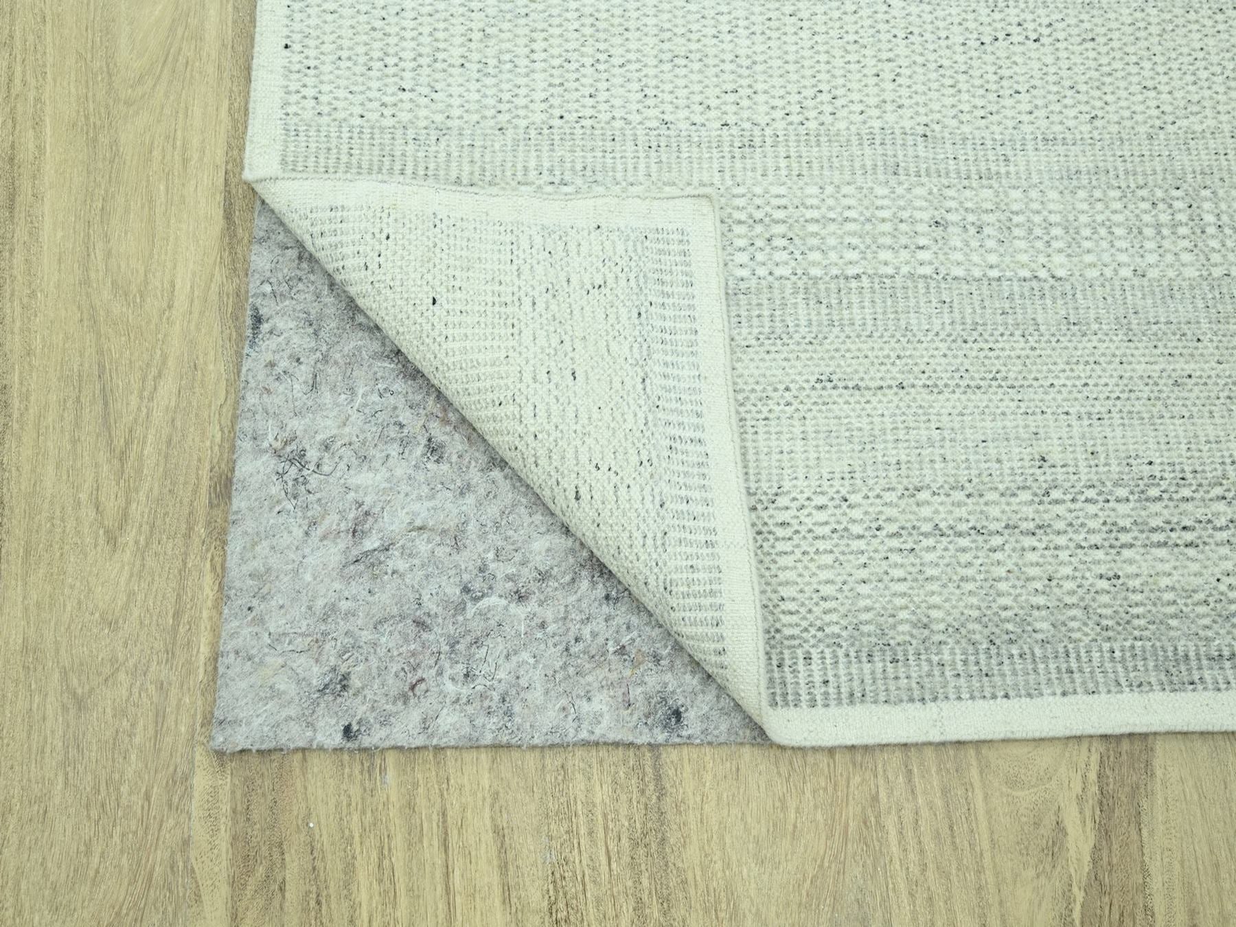 Modern / Contemporary hand-knotted wool rug in Gray, 8'2" x 10'2" — SKU O076977 (view 4)