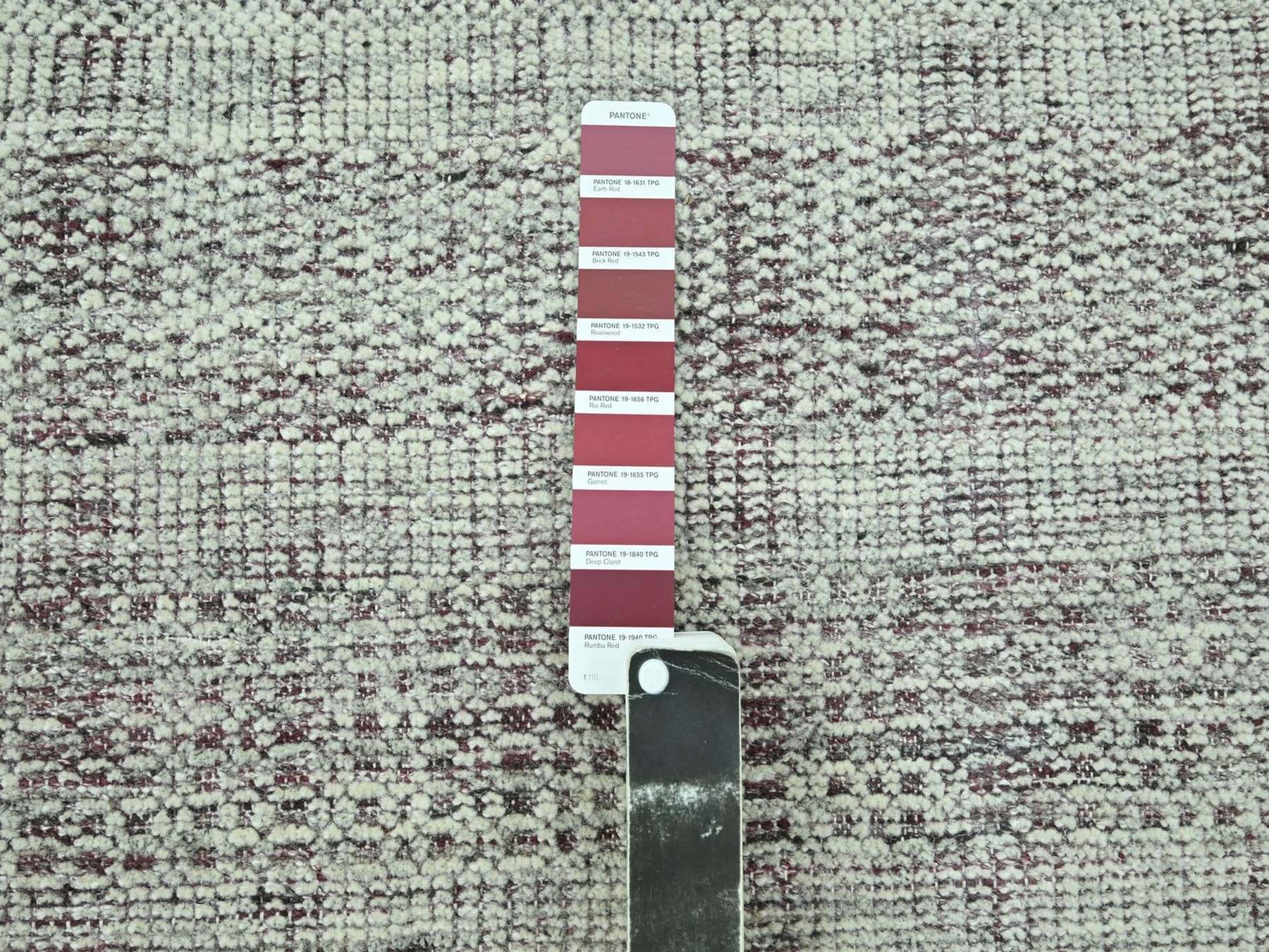 Modern / Contemporary hand-knotted wool rug in Red, 8'10" x 11'10" — SKU O076982 (view 7)