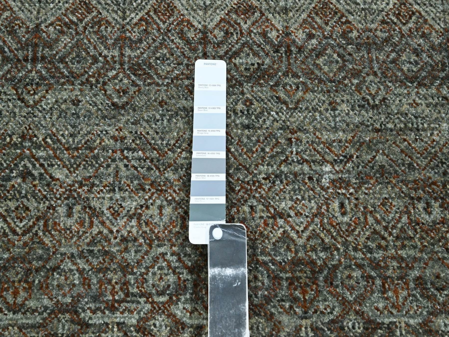 Modern / Contemporary hand-knotted wool rug in Green, 9' x 11'10" — SKU O077103 (view 7)