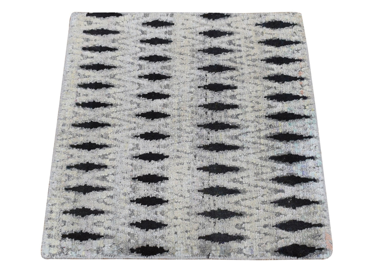 Modern / Contemporary hand-knotted wool/silk rug in Gray, 1'9" x 2'0", SKU O078019