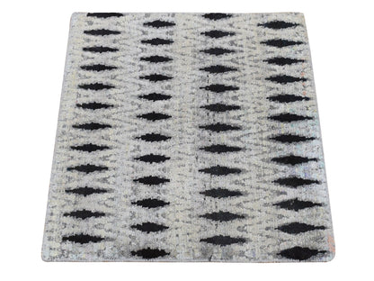 Grey 1'9" x 2'0" Modern / Contemporary Hand knotted Wool/Silk Rug - Sku: O078019