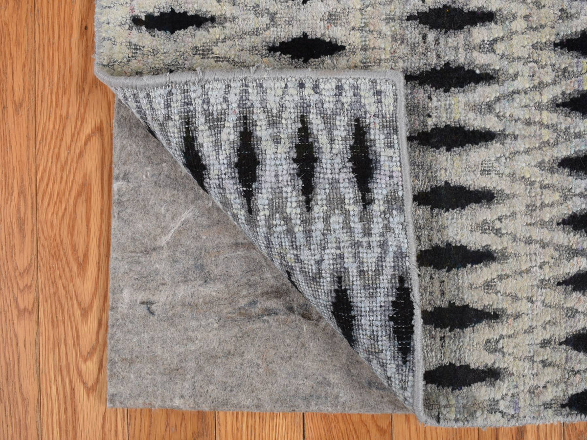 Modern / Contemporary hand-knotted wool/silk rug in Gray, 1'9" x 2'0", SKU O078019