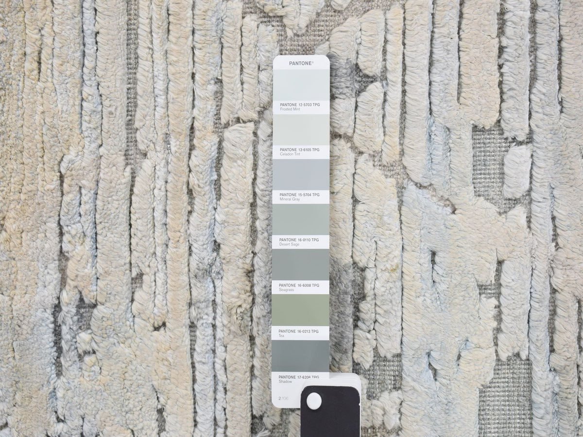 Modern / Contemporary hand-knotted wool/silk rug in Ivory, 2'0" x 2'1", SKU O078023