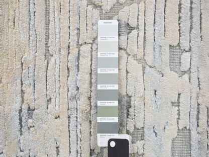 Modern / Contemporary hand-knotted wool/silk rug in Ivory, 2'0" x 2'1", SKU O078023