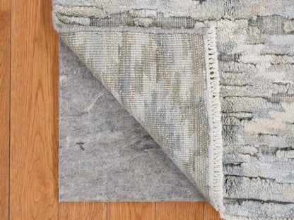 Modern / Contemporary hand-knotted wool/silk rug in Green, 2'0" x 2'0", SKU O078026