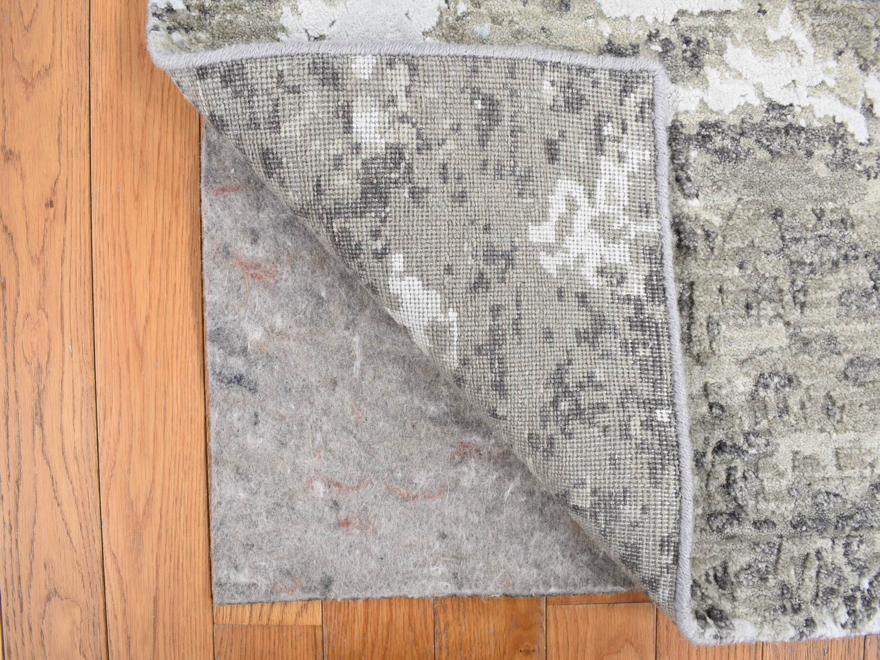 Modern / Contemporary hand-knotted wool/silk rug in Green, 4'0" x 6'0", SKU O078078