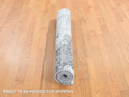 Modern / Contemporary hand-knotted wool/silk rug in Green, 4'0" x 6'0", SKU O078078