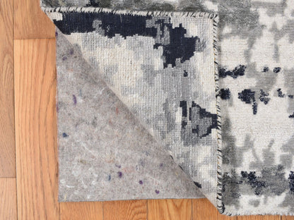 Grey 2'1" x 3'0" Modern / Contemporary Hand knotted Wool/Silk Rug - Sku: O078100