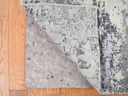 Modern / Contemporary hand-knotted wool/silk rug in Ivory, 2'1" x 3'0", SKU O078102