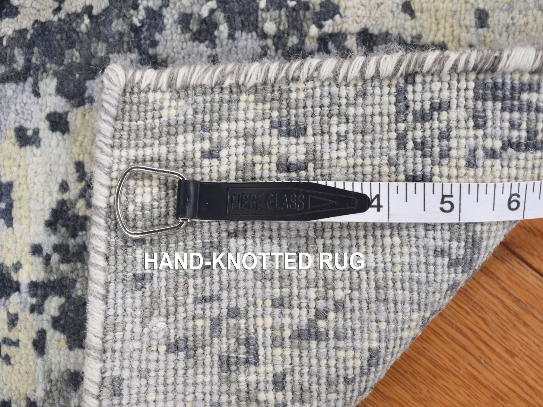 Modern / Contemporary hand-knotted wool/silk rug in Ivory, 2'1" x 3'0", SKU O078102