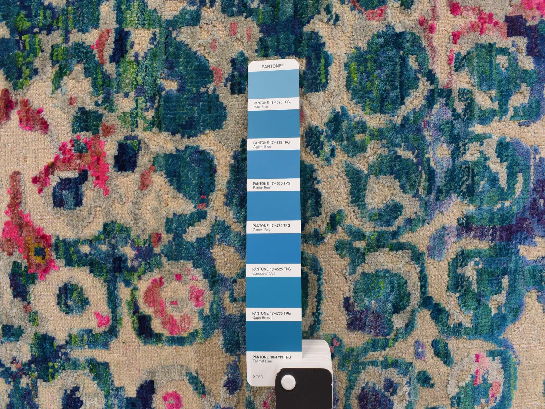 Modern / Contemporary hand-knotted silk rug in Blue, 4'0" x 4'0", SKU O078182