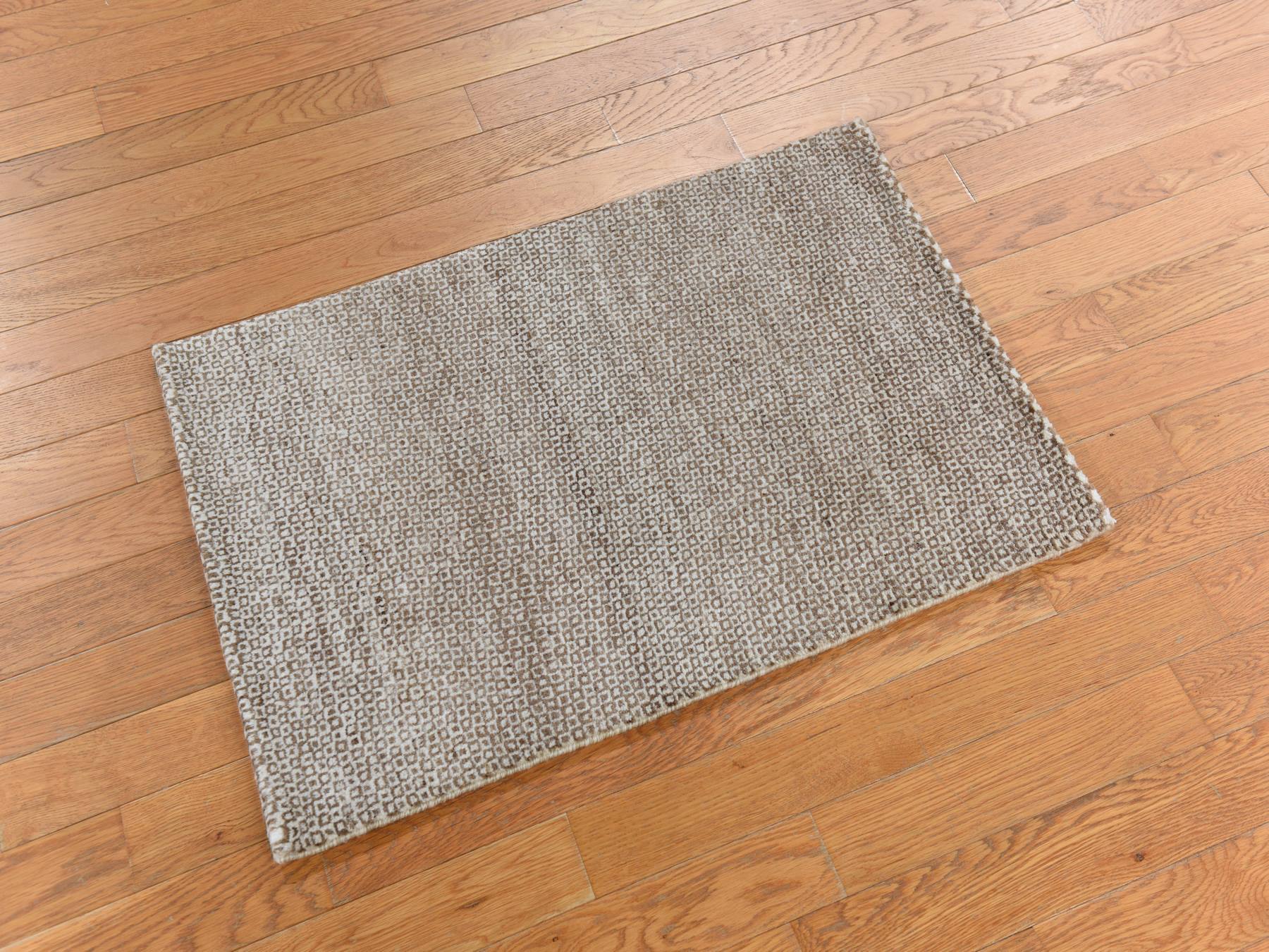 Modern / Contemporary hand-knotted wool rug in Ivory, 2'0" x 3'0", SKU O078340