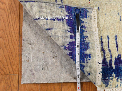 Modern / Contemporary hand-knotted wool/silk rug in Ivory, 2'0" x 3'0", SKU O078360