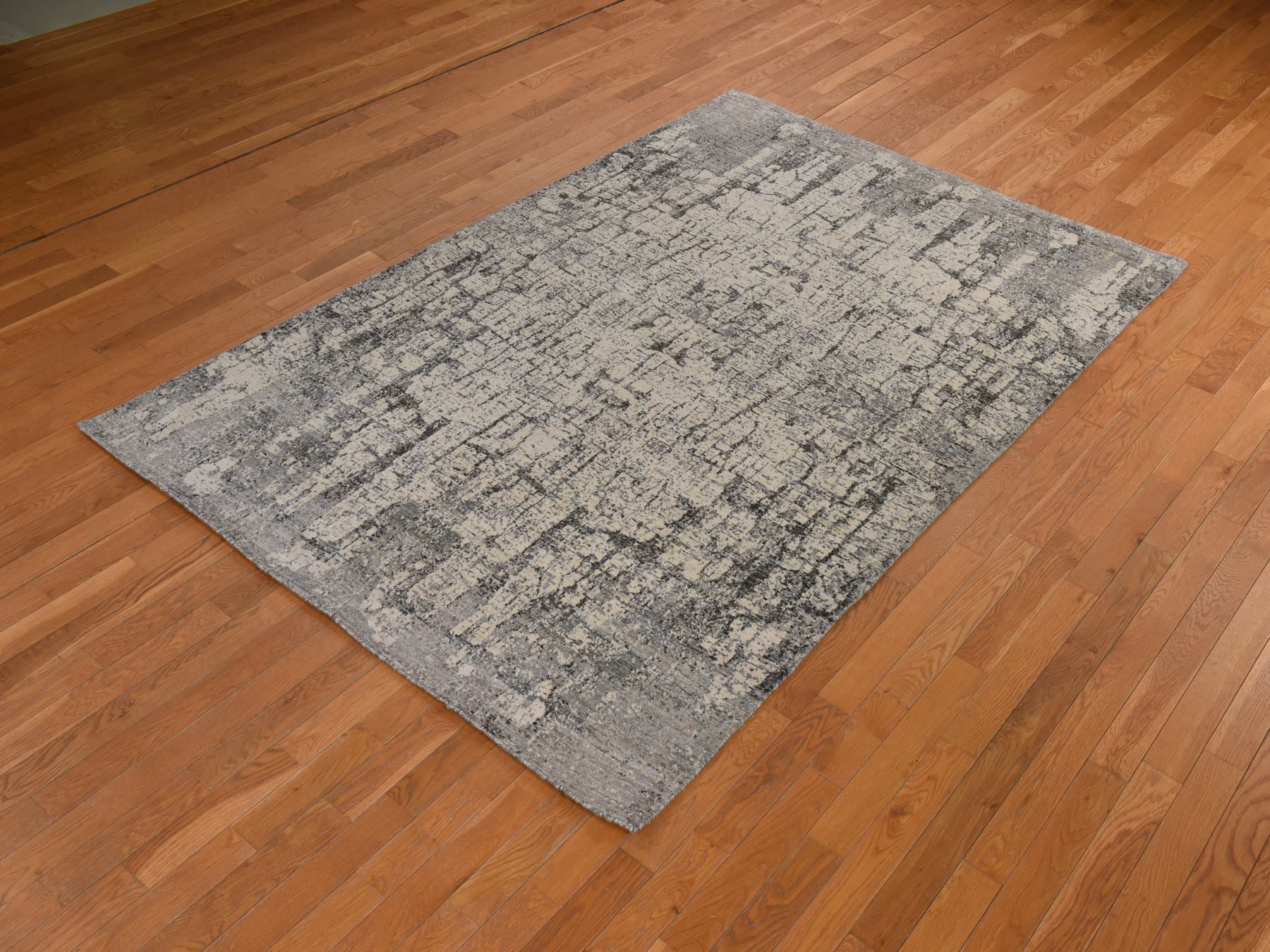 Modern / Contemporary hand-knotted wool rug in Gray, 6' x 9' — SKU O078390 (view 3)