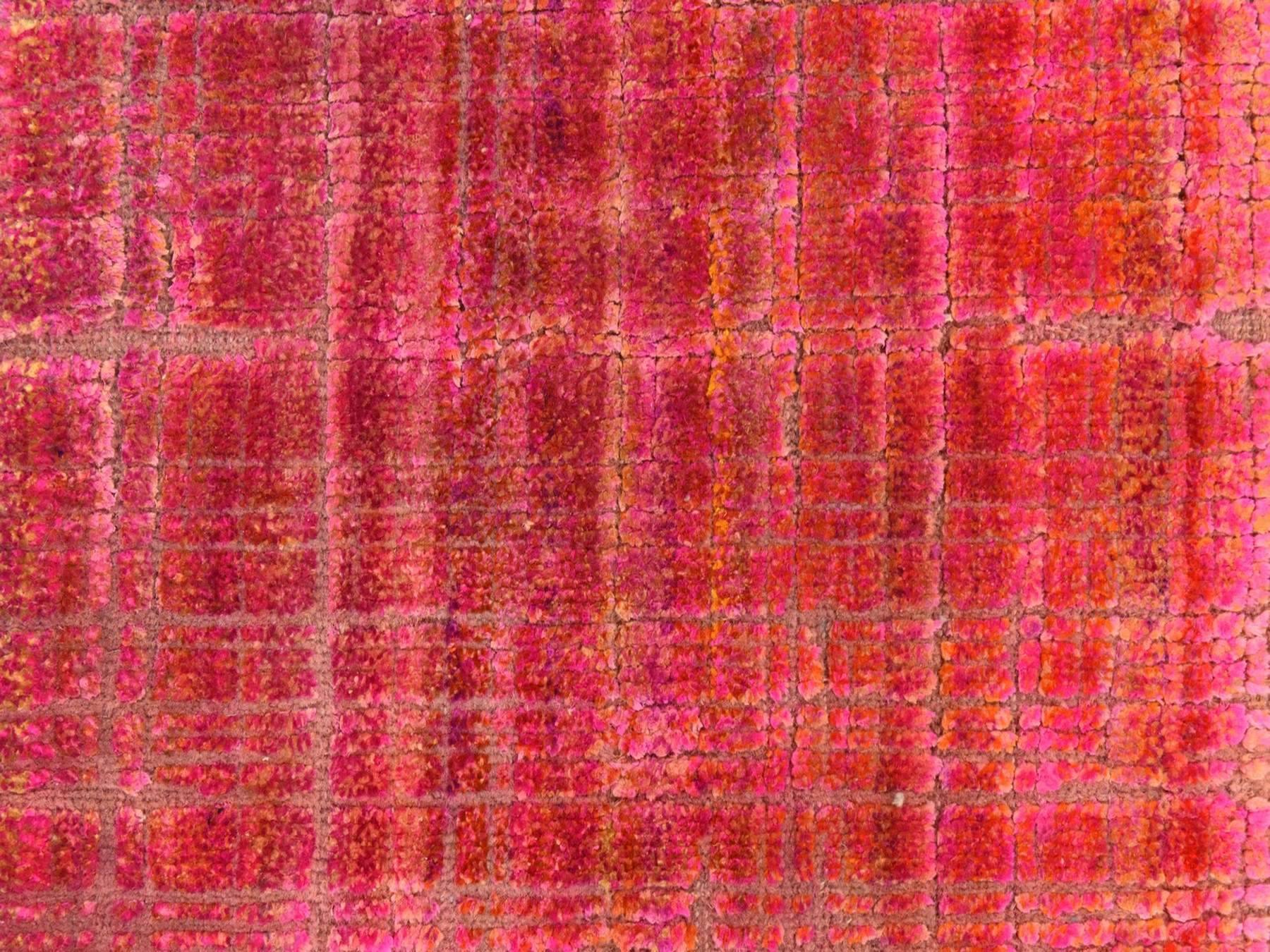 Modern / Contemporary hand-knotted sari silk rug in Red, 1'6" x 2' — SKU O078442 (view 2)