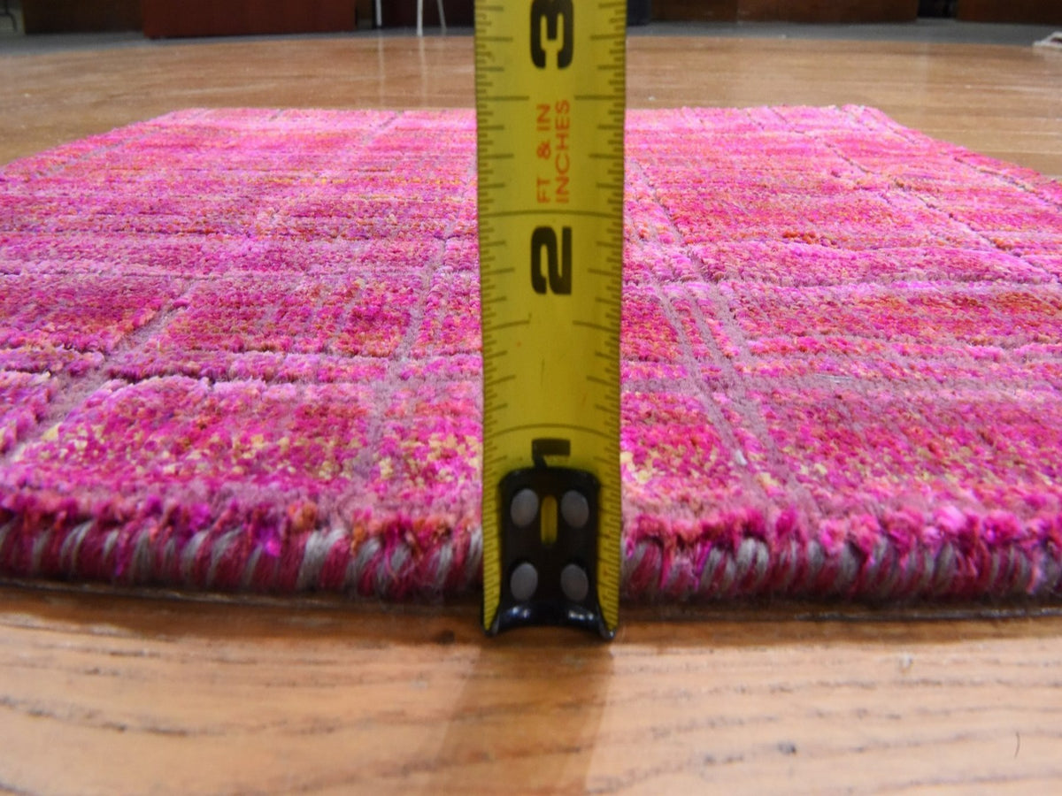 Modern / Contemporary hand-knotted sari silk rug in Red, 1'6" x 2' — SKU O078442 (view 5)
