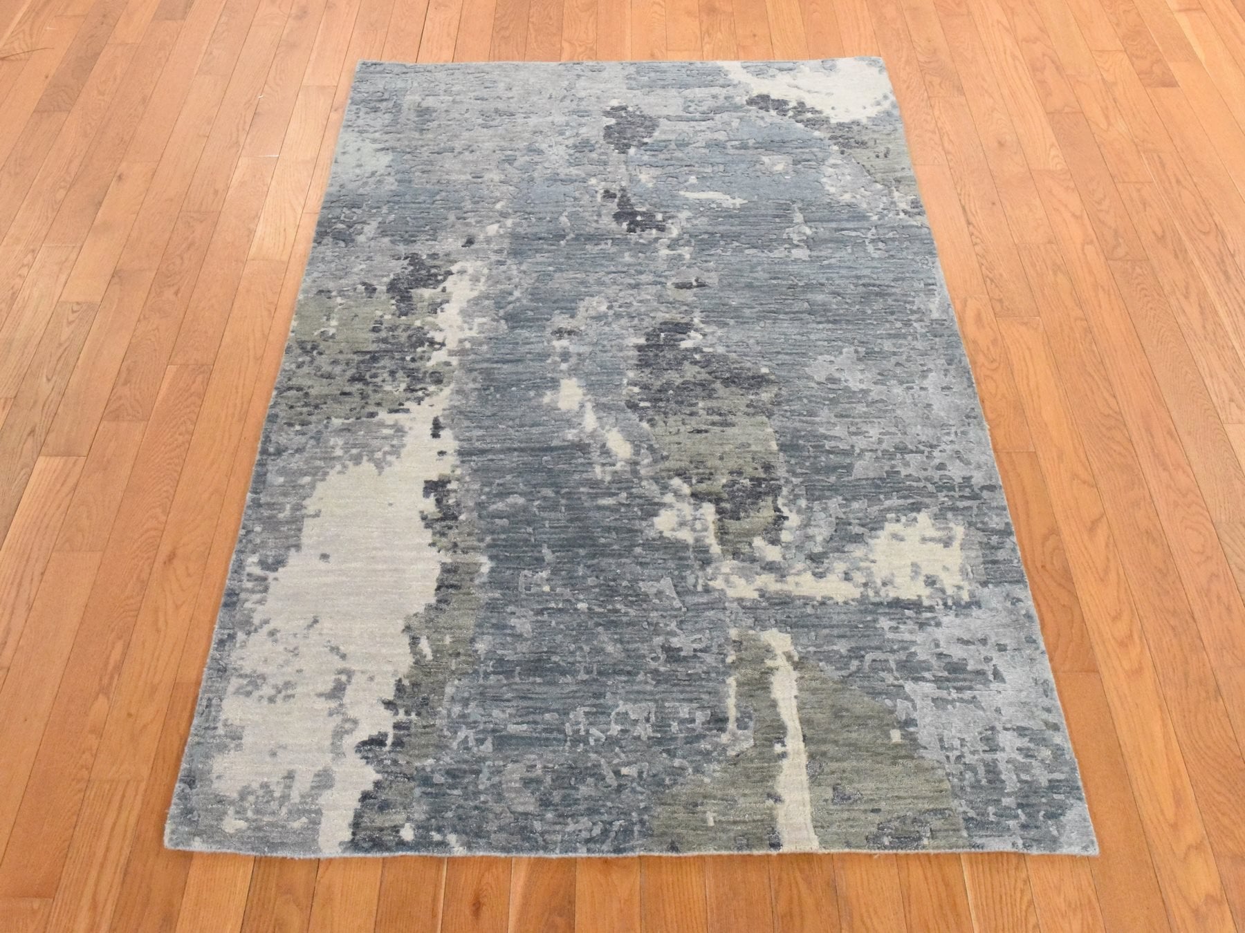 Modern / Contemporary hand-knotted wool rug in Gray, 4' x 6' — SKU O078459 (view 2)