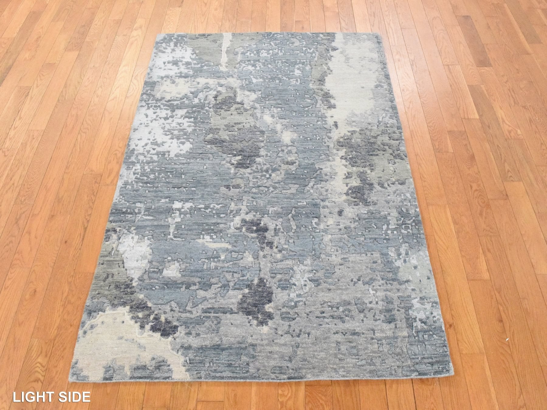 Modern / Contemporary hand-knotted wool rug in Gray, 4' x 6' — SKU O078459 (view 3)