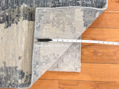 Modern / Contemporary hand-knotted wool rug in Gray, 4' x 6' — SKU O078459 (view 6)