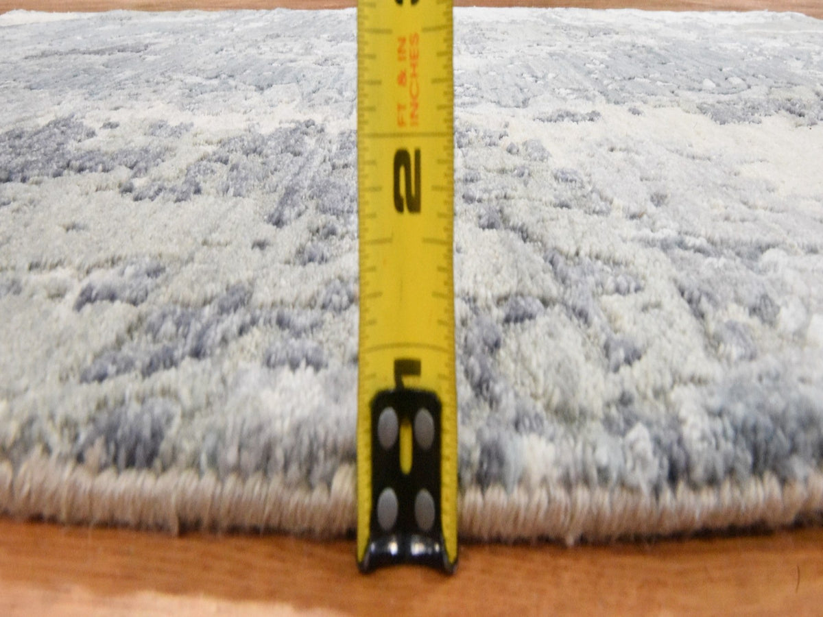 Modern / Contemporary hand-knotted wool rug in Gray, 4' x 6' — SKU O078459 (view 7)