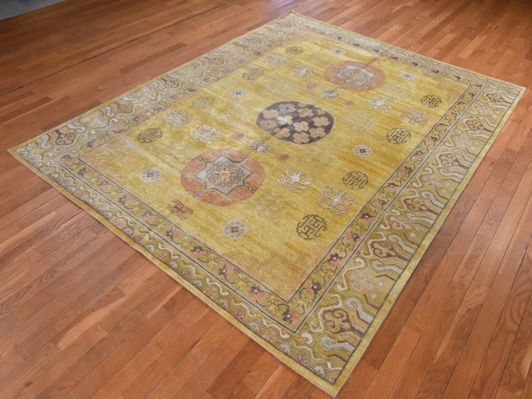 Khotan Khotan hand-knotted silk rug in Yellow, 7'11" x 10'3" — SKU O078575 (view 4)