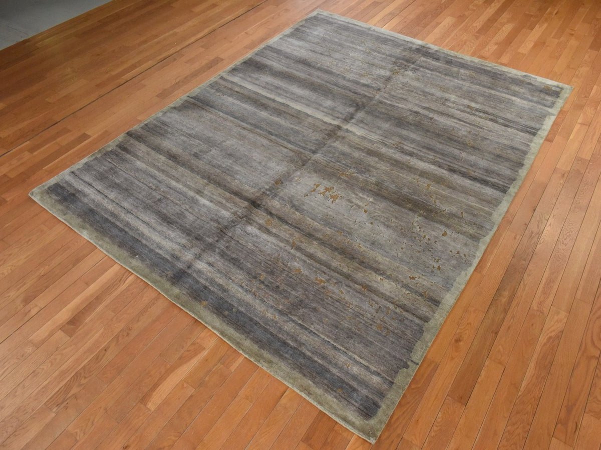Modern / Contemporary hand-knotted silk rug in Gray & Beige, 7'11" x 10'4" — SKU O078584 (view 4)