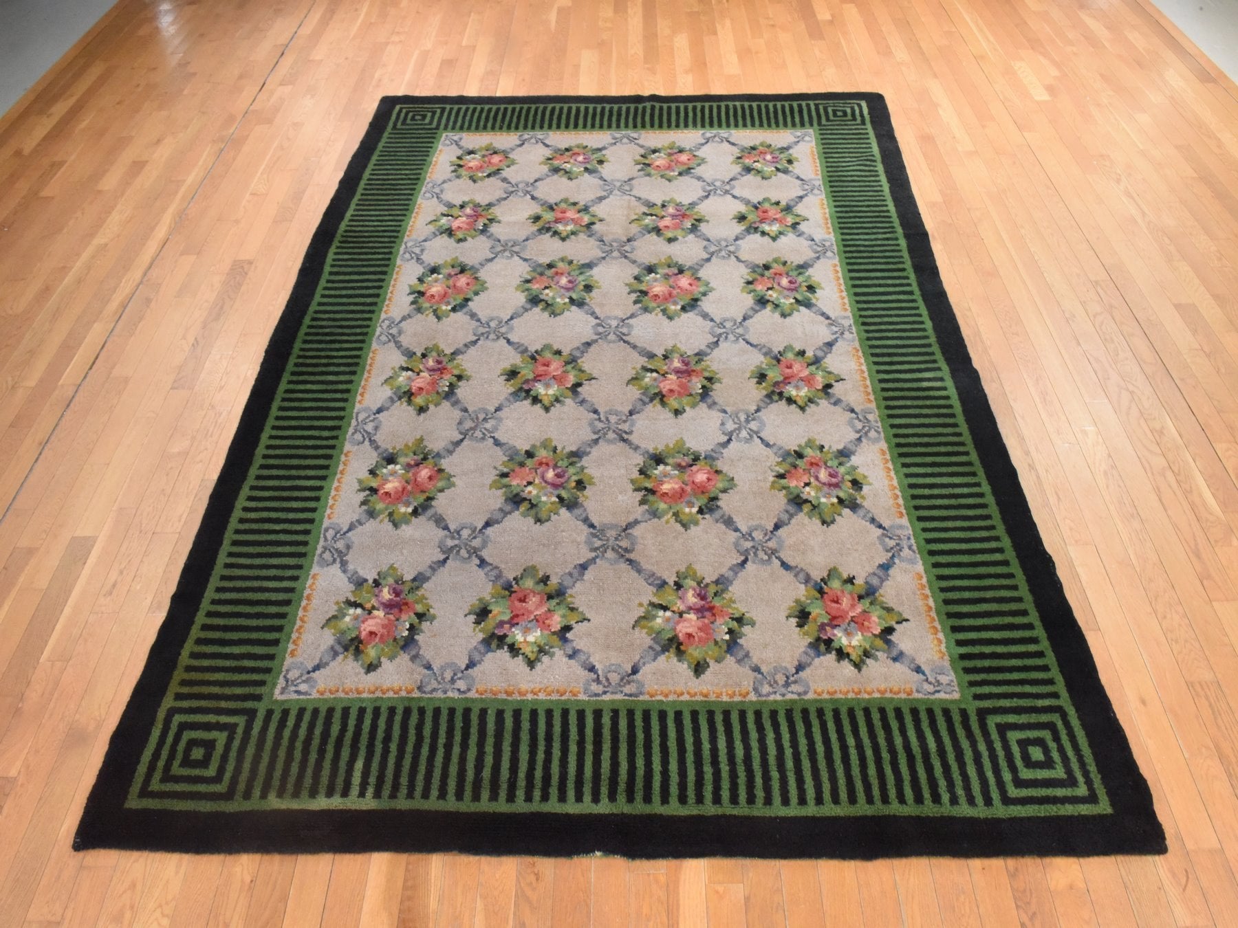 Savonnerie Antique hand-knotted wool rug in Ivory & Green, 8'2" x 11'2" — SKU O078617 (view 2)