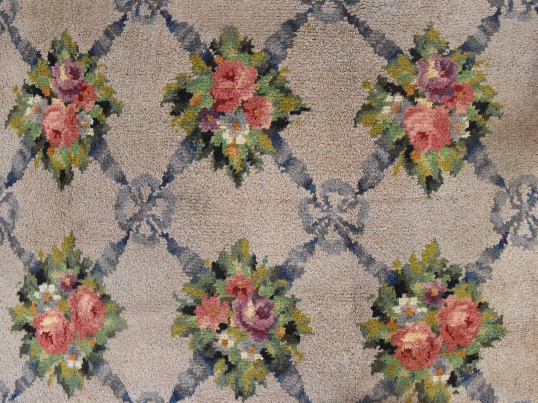 Savonnerie Antique hand-knotted wool rug in Ivory & Green, 8'2" x 11'2" — SKU O078617 (view 5)