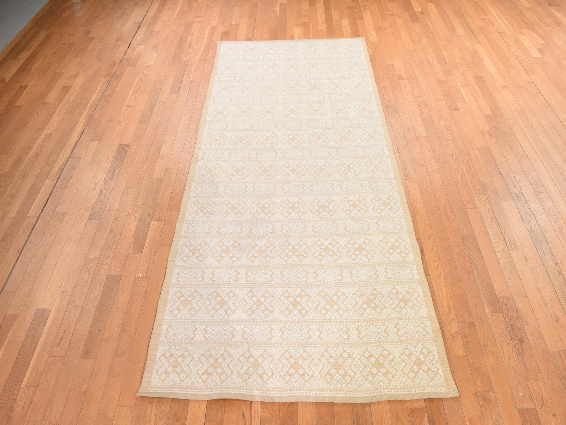 Ivory 4'9" x 10'9" Modern and Contemporary Hand knotted Wool Rug - Sku: O078621