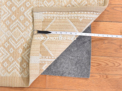 Ivory 4'9" x 10'9" Modern and Contemporary Hand knotted Wool Rug - Sku: O078621