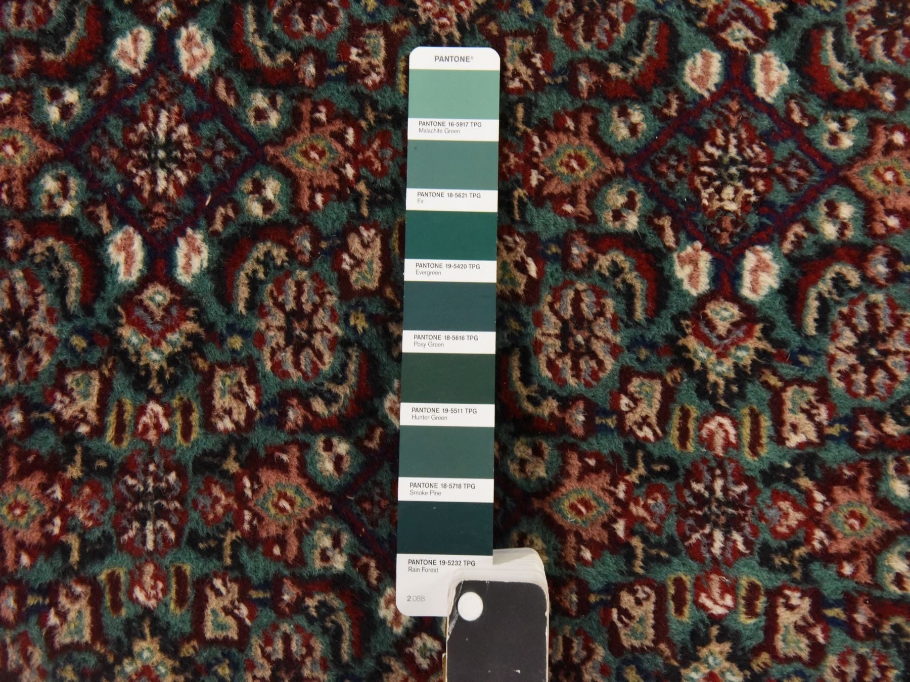 Vintage hand-knotted wool runner in Green & Ivory, 2'5" x 9'6" — SKU O078625 (view 5)