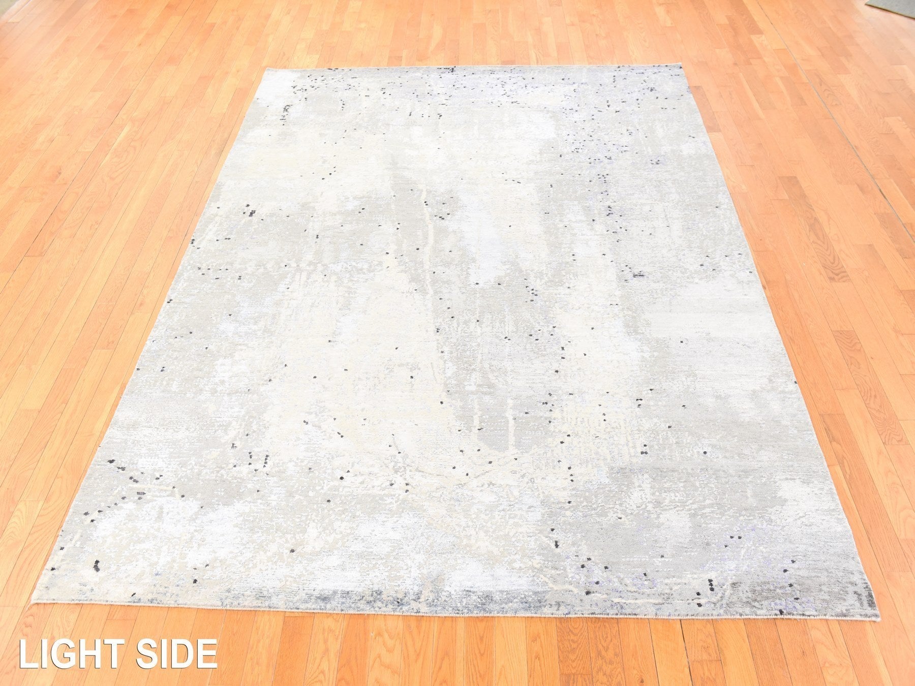 Modern / Contemporary hand-knotted wool/silk rug in Gray, 7'9" x 10'3" — SKU O078669 (view 3)