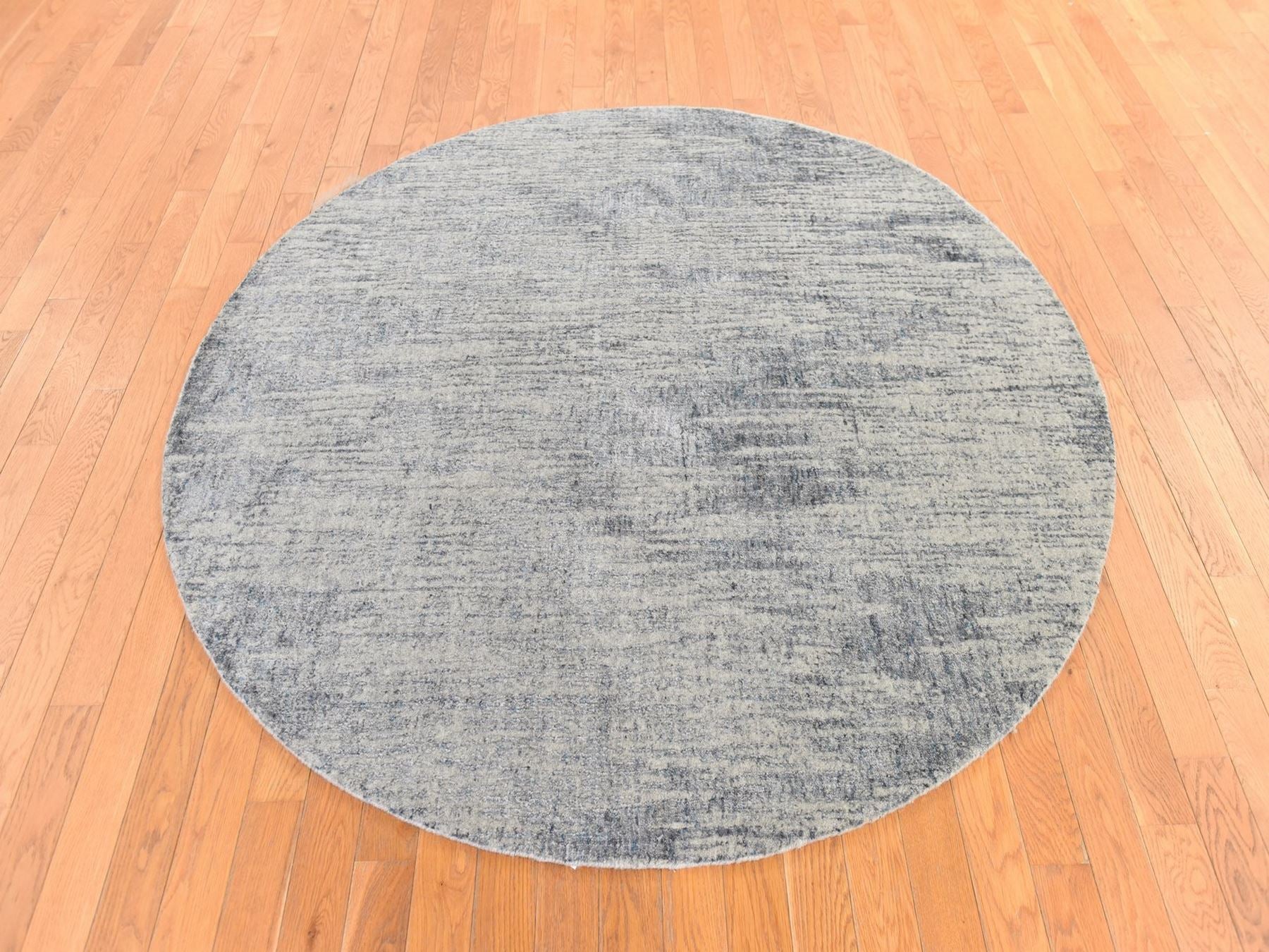 Modern / Contemporary hand-knotted wool/silk rug in Gray, 5'9" x 5'9" — SKU O078700 (view 2)