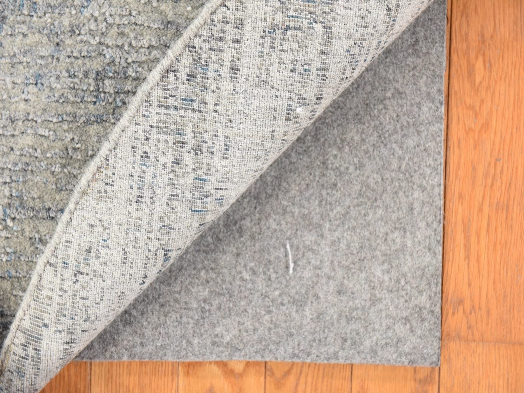 Modern / Contemporary hand-knotted wool/silk rug in Gray, 5'9" x 5'9" — SKU O078700 (view 7)
