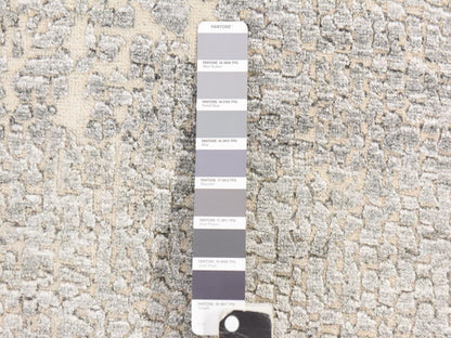 Modern / Contemporary hand-knotted wool/silk rug in Gray, 4' x 6' — SKU O078718 (view 5)