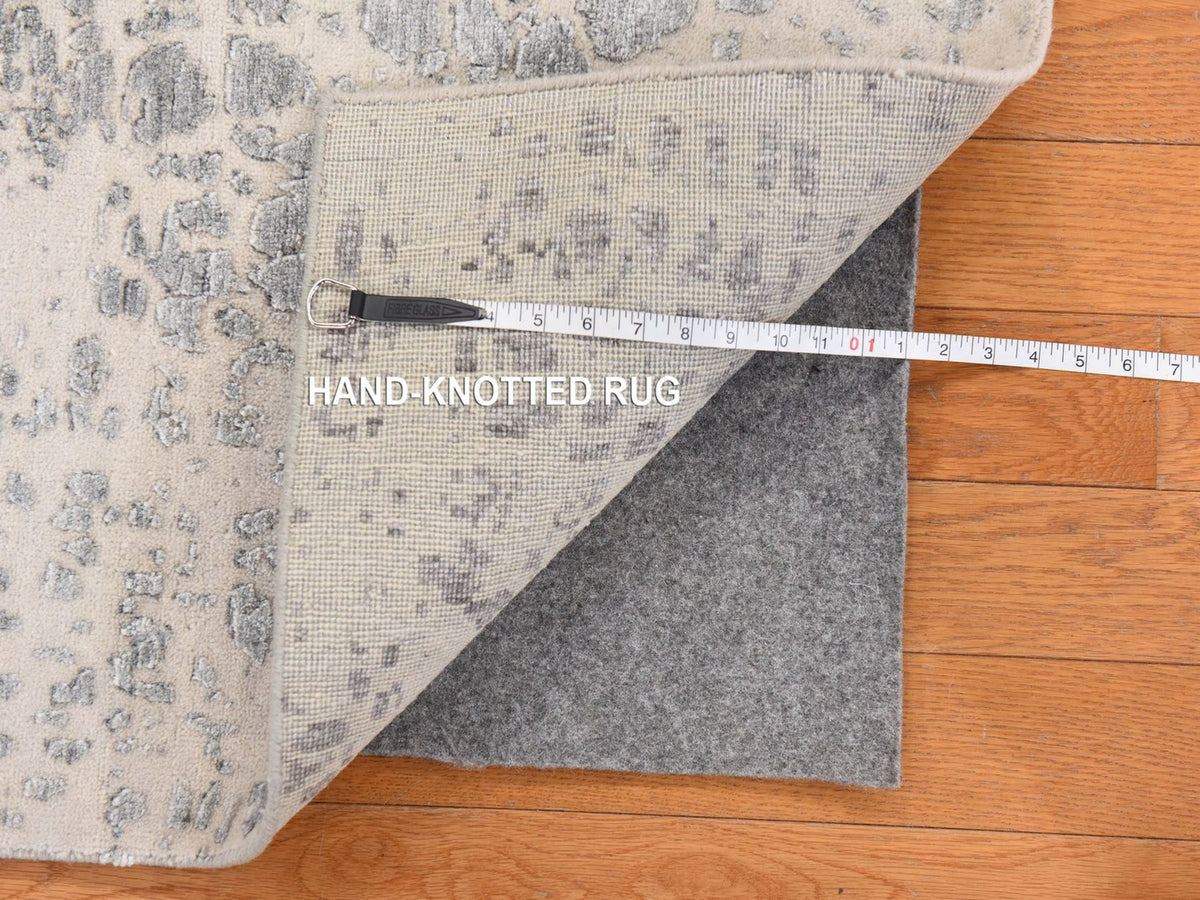 Modern / Contemporary hand-knotted wool/silk rug in Gray, 4' x 6' — SKU O078718 (view 6)