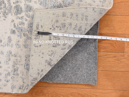 Modern / Contemporary hand-knotted wool/silk rug in Gray, 4' x 6' — SKU O078718 (view 6)