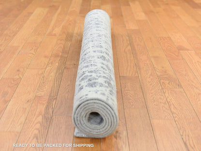 Modern / Contemporary hand-knotted wool/silk rug in Gray, 4' x 6' — SKU O078718 (view 8)