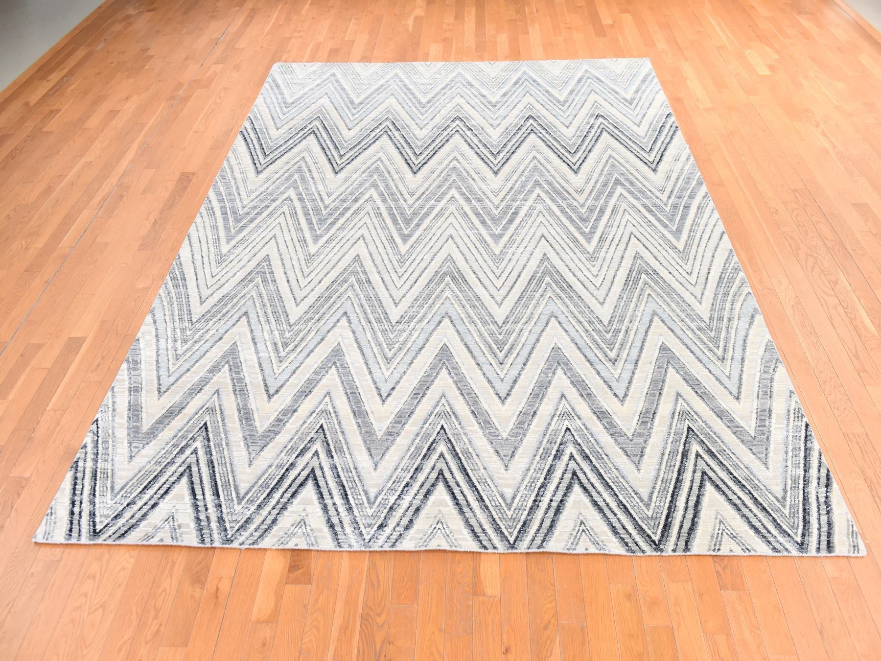Modern / Contemporary hand-knotted wool/silk rug in Gray, 8'9" x 12'2" — SKU O078736 (view 2)